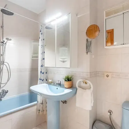 3 Bedroom Cozy In Fuengirola בית נופש